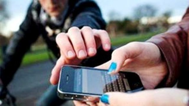 Delincuentes despojan a punta de pistola de un celular a sobrina de periodista, también atracan a comunicador