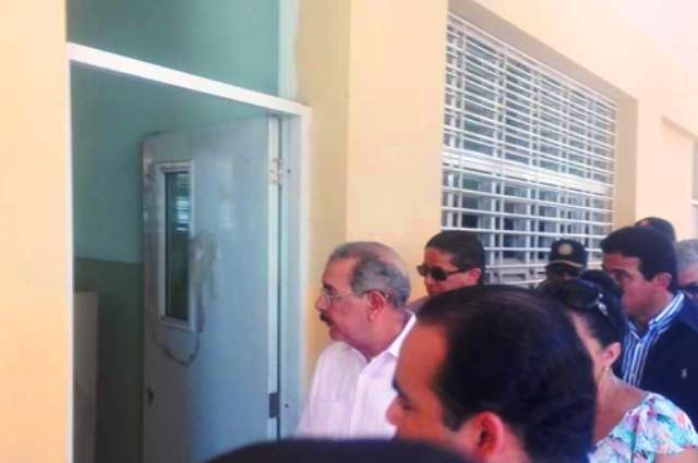 Tal como si anduviera en campaña electoral presidente Medina visita a Sosúa y Cabarete, vuelve a ofrecer obras