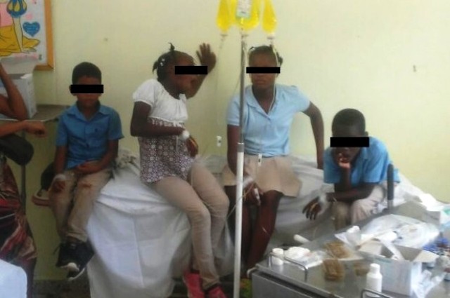 Autoridades guardan silencio ante la intoxicación de 27 niños tras ingerir almuerzo escolar en centro de Luperón