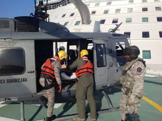 Helicóptero y personal de la Base Aérea de Puerto Plata auxilian turista enfermo que viajaba en un crucero por el Océano Atlántico