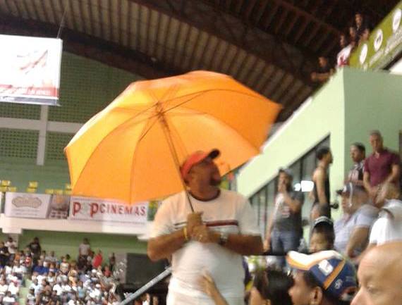 Denuncian que “llueve dentro y acampa fuera” en el techado de baloncesto Fabio Rafael Gonzalez de Puerto Plata