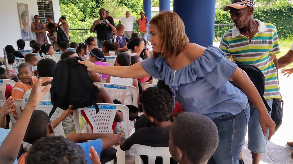 Diputada Graciela Fermín entregas de útiles escolares a niños de familia pobres de Puerto Plata