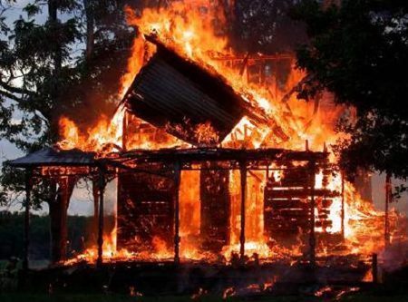 Incendio reduce a cenizas taller y dos viviendas en sector El Javillar de Puerto Plata, no hubo lesionados