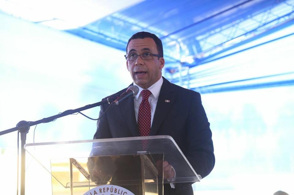  Llueven críticas contra ministro de educación en Puerto Plata tras admitir error en bloqueo de nómina empleados