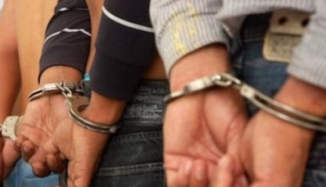 Apresan tres jóvenes en Sosúa tras ser sorprendidos con una escopeta ilegal, porciones de drogas y dinero en efectivo