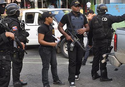 Oficiales y agentes de la DNCD realizan allanamientos en zonas de Puerto Plata buscando supuestos narcos