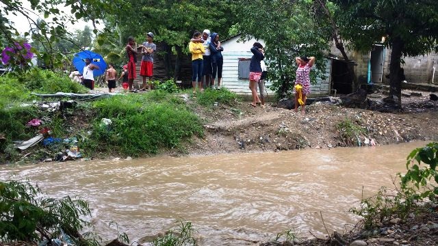 Aguaceros causan creciente en ríos de Puerto Plata, oleaje está anormal; autoridades se mantienen a la expectativa