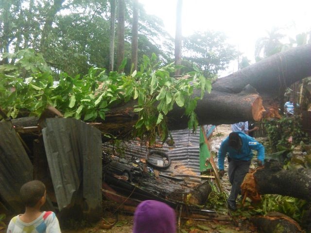 Crecida de ríos y cañadas causan peligrosos derrumbes en sectores de la zona sur de Puerto Plata, varias viviendas a punto de colapsar