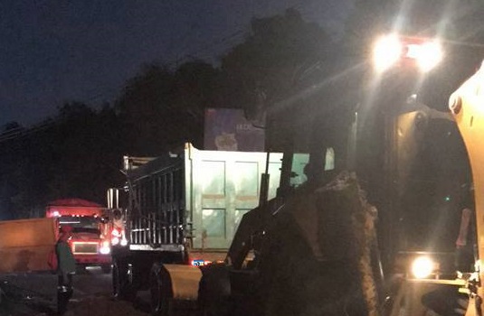 Camioneros de Puerto Plata reparan tramos de carretera ante dejadez de autoridades competentes