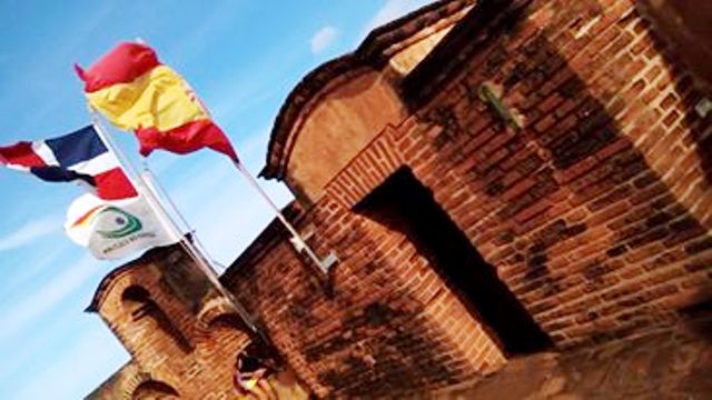 Corrigen postura de banderas en fuerte colonial San Felipe de Puerto Plata tras denuncia sobre violación a ley