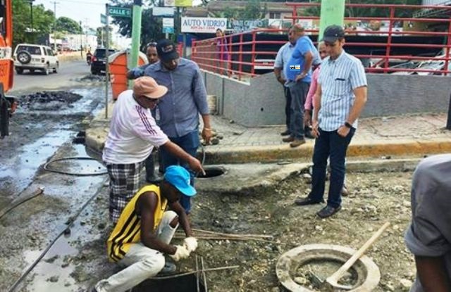 Tras múltiples quejas ciudadanas cabildo emprende bacheo de infinitos hoyos presentes en vías de Puerto Plata