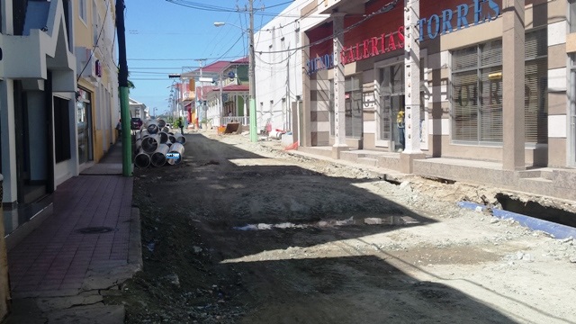 Improvisación y lentitud en trabajos de remoción causan atrofia a comercios en Centro Histórico de Puerto Plata