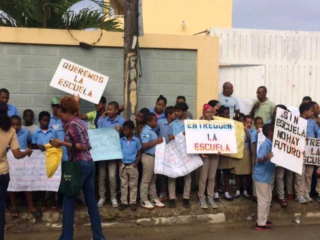 Moradores de Cabarete marchan por las calles en protesta y exigen la entrega de escuela que lleva casi un año terminada