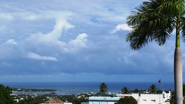 Débil vaguada comienza a alejarse del país pero dejará lluvias ligeras en algunas provincias  