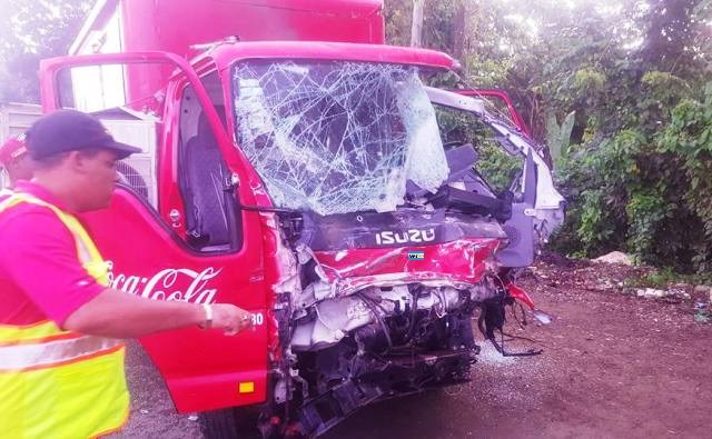 Chocan dos camiones en comunidad Llanos de Pérez, se incendia vehículo en el paqueo del multicentro La Sirena