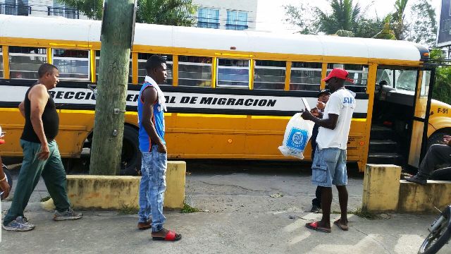  Autoridades de migración siguen apresando ciudadanos haitianos ilegales que luego libertan