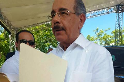 Dirigentes comunitarios de Maimón entregan documento al presidente Medina sobre conflicto por playa Teco