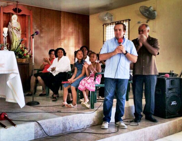 Senador Paliza realiza aportes económicos a entidad religiosa y estudiantes universitarios de Villa Isabela