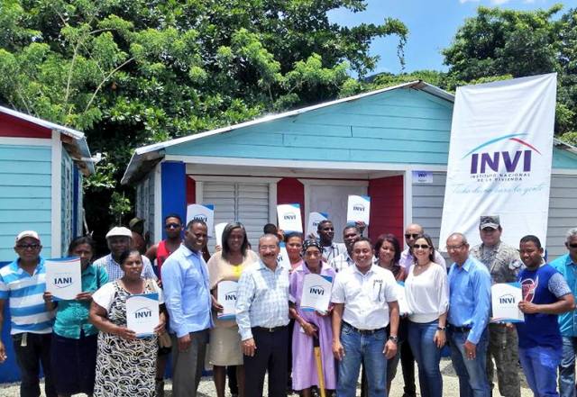 Gobierno entrega viviendas a familias humildes en Las Avispas de Maimón