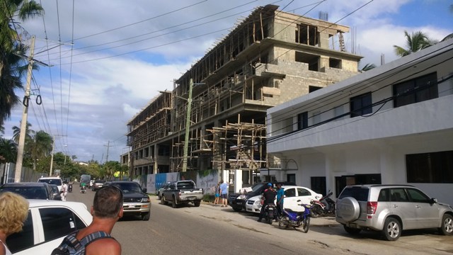 Denuncian que por connivencia de autoridades cadena hotelera construye edificio monstruoso en Cabarete