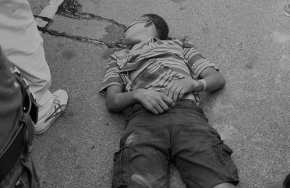 ¡Trágica! Muere joven tras caerse de una motocicleta en una calle céntrica de Puerto Plata