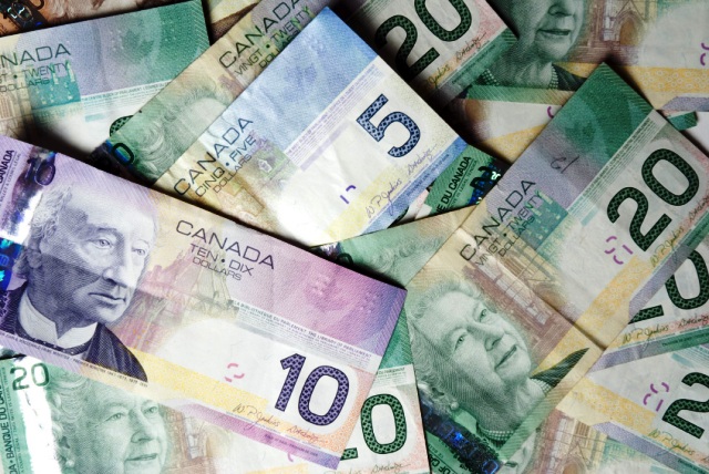 Dejan abandonada maleta con 159 mil dólares canadienses en aeropuerto de Puerto Plata