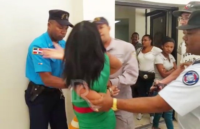 Procurador de la República solicita poner a disposición del Ministerio Público oficial policial que abofeteó mujer en Puerto Plata