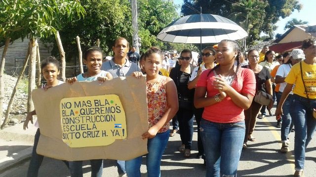 Marchan por tercera ocasión exigiendo construcción de una escuela en la comunidad El Estrecho de Luperón