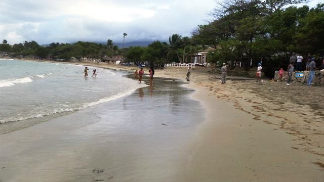 Autoridades toman medidas de contingencia ante fuertes oleajes que se registran en costas de Puerto Plata