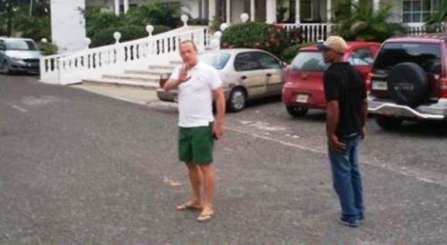Empresario italiano amenaza reporteros y reitera que se debe pagar 10 dólares para ver nueva playa de Sosúa