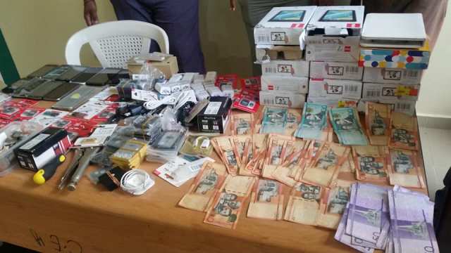 Apresan dos jóvenes acusados de robar tienda ocupándole dinero, celulares y artículos electrónicos