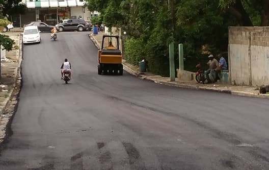 Obras Públicas en coordinación con ayuntamientos municipales sigue bacheando calles en Puerto Plata