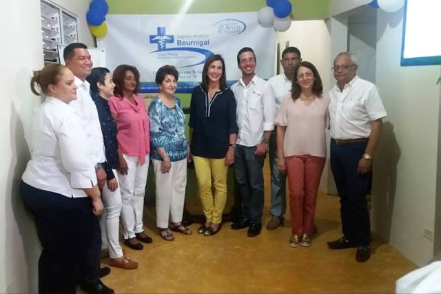 Centro Médico Bournigal entrega quinta vivienda digna a una de sus colaboradoras en el sector Los Núñez