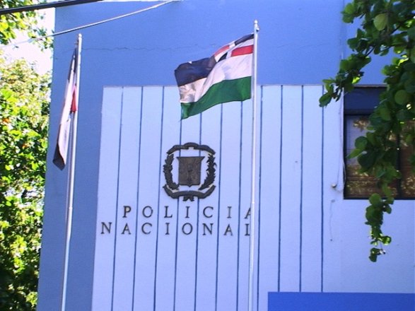 Apresan dos personas en Puerto Plata por posesión de arma ilegal y robo a un colmado, recuperan celular sustraído