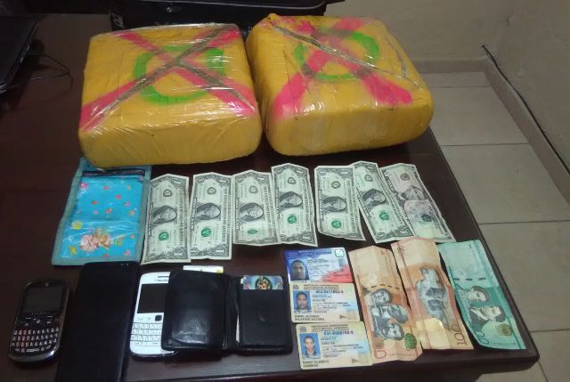 Apresan en Puerto Plata a dos sujetos con drogas y dinero en una maleta cuando hacia una transacción dentro de un vehículo