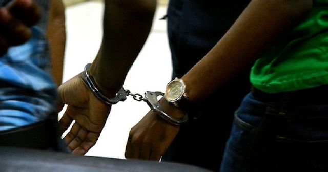 Detienen 3 por penetrar a robar en una residencia, portar computadora ajena y varias porciones de drogas