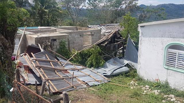 Autoridades gubernamentales emprenden jornada reparación viviendas afectadas por vientos huracanados en Puerto Plata