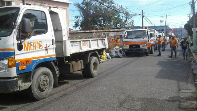 Obras Públicas realiza operativo de limpieza en Puerto Plata por gran cúmulo de basura y escombros tras el paso del huracán Irma