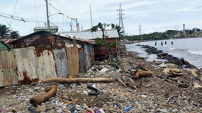 Marejadas del océano destruyeron 10 viviendas en el sector Playa Oeste de Puerto Plata