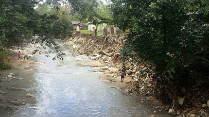 Residentes en comunidades de Puerto Plata tras deslizamientos de tierra viven al borde del peligro, piden ayuda del Gobierno