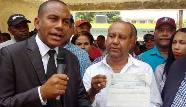 Autoridades edilicias de Imbert entregan primera partida económica para terminación plaza del mercado municipal y construcción de cancha y parque