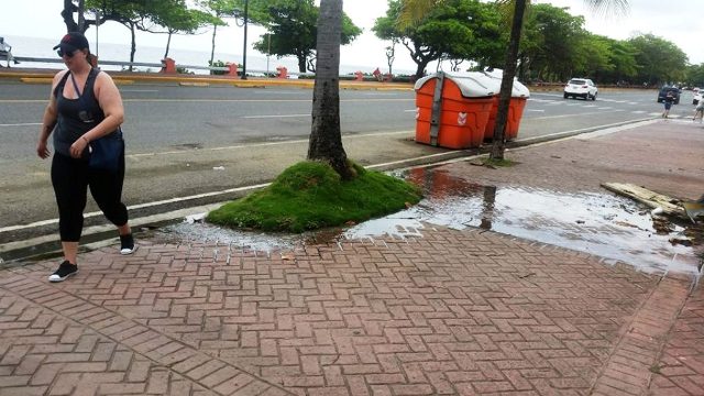 Denuncian registro sanitario averiado desparrama aguas pestilentes que contamina área peatonal del malecón de Puerto Plata
