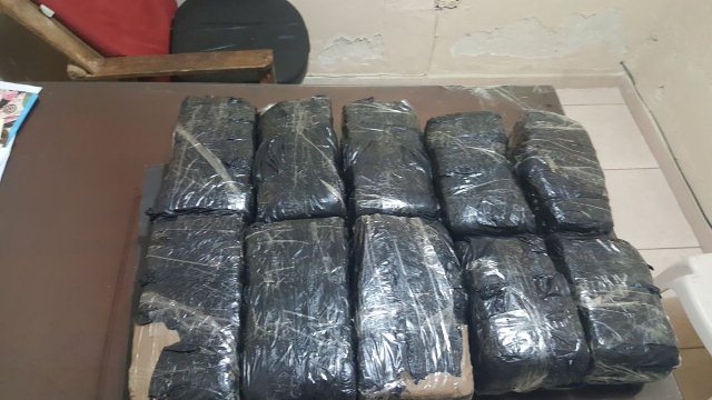 Detienen dos hombres en Puerto Plata cuando cargaban 50 libras de marihuana en un carro del transporte público