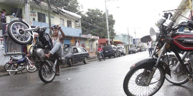 Moradores en Puerto Plata en zozobra por los motociclistas que realizan maniobras temerarias y andan a exceso de velocidad