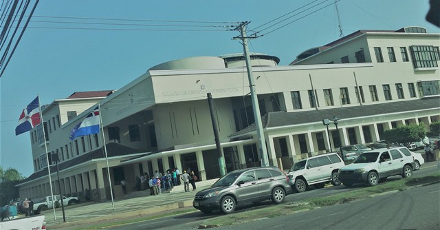 Fiscalía de Puerto Plata investiga 10 agentes policiales por muerte a tiros de un joven en el sector Playa Oeste