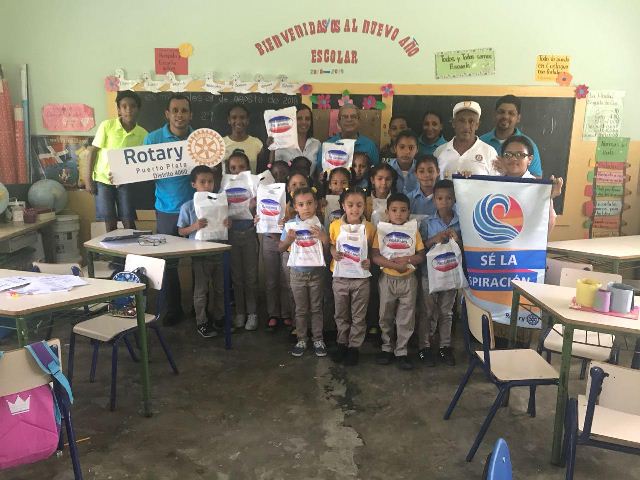 Club Rotario de Puerto Plata realiza donación de útiles escolares a niños en la comunidad Palo Blanco