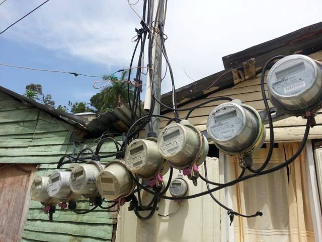 Moradores en sector de Sosúa solicitan postes para colocar medidores eléctricos que son una amenaza de muerte