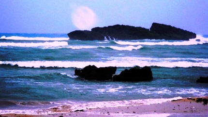 Emiten advertencia a bañistas en costas de Puerto Plata por oleajes fuertes, seguirán ocurriendo lluvias por incidencia de sistema frontal