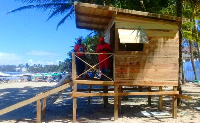 Inician construcción casetas para vigilancia y salvavidas en playa Cabarete tras incrementarse cifras de ahogados