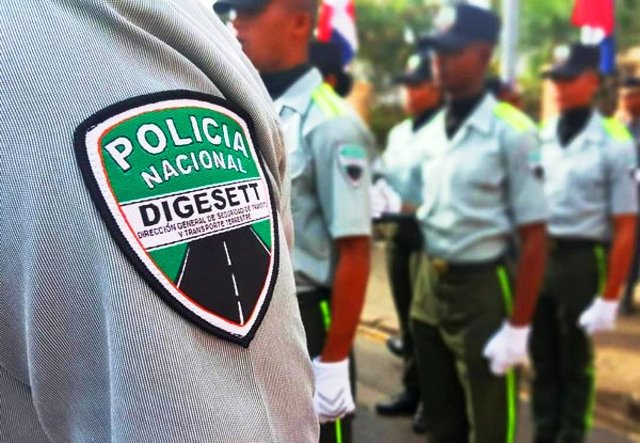 Sancionan a coronel y 5 agentes policiales de la DIGESETT en Puerto Plata por maltrato a motocicletas retenidas  